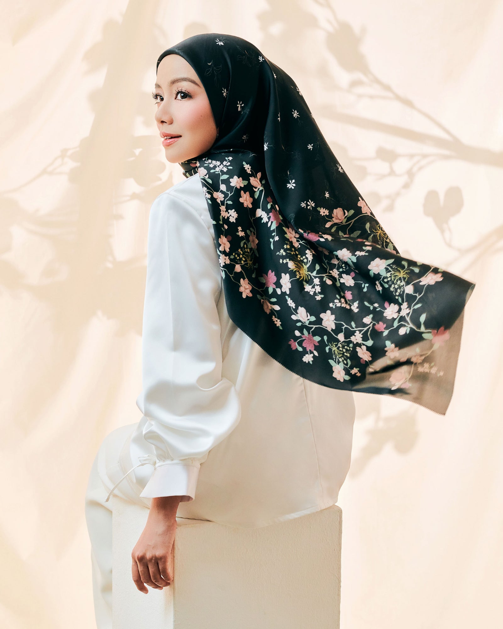 Magnolie Satin Square - Black