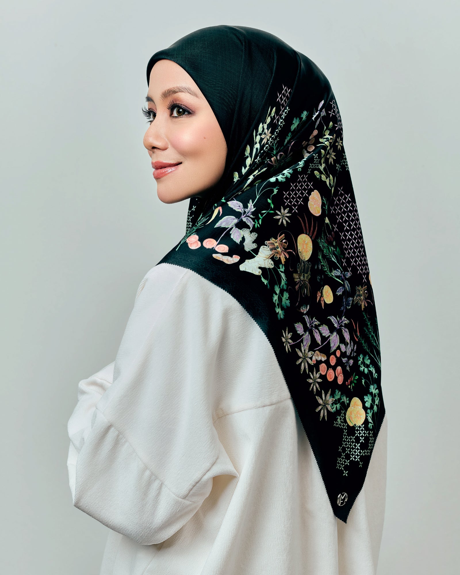 The Entrée Satin Square - Black Pepper