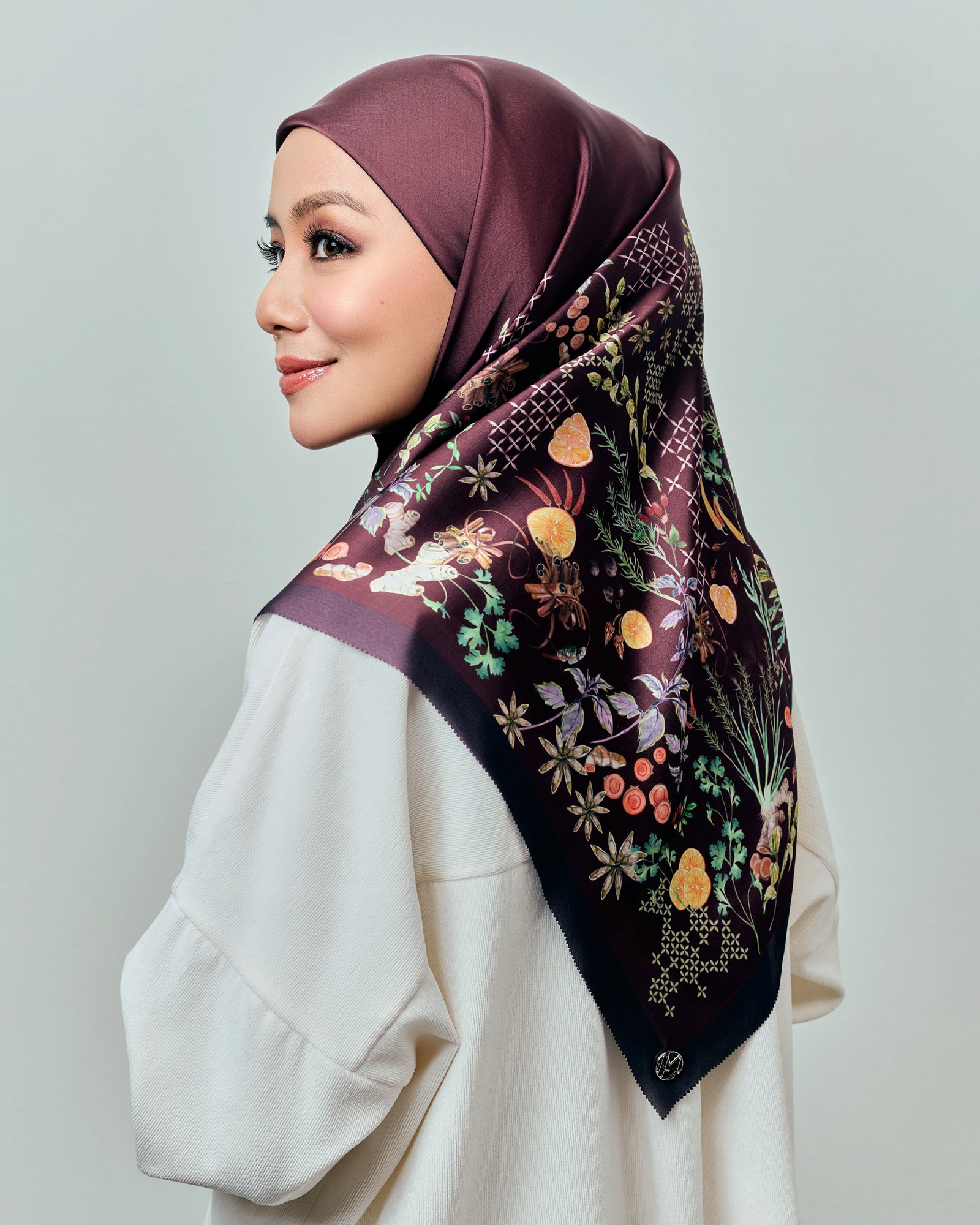 The Entrée Satin Square - Chili