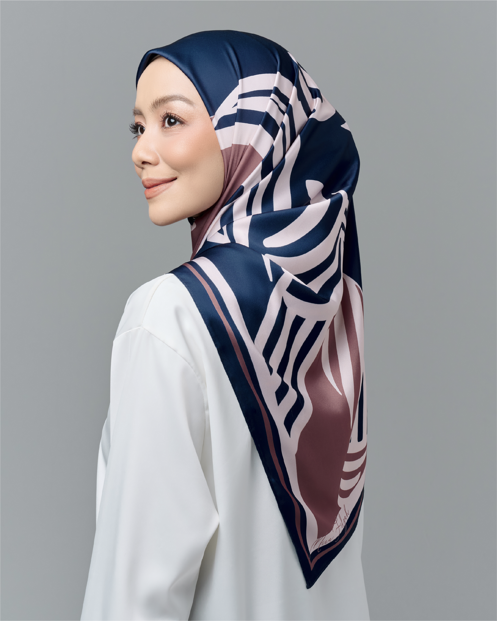 Linéa Satin Square - Navy Blue